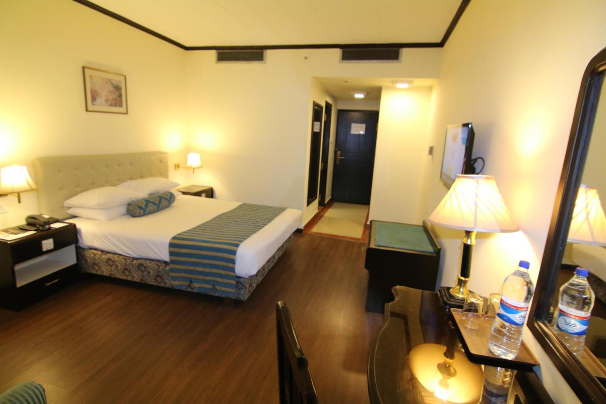 Islamabad Hotel Exterior photo